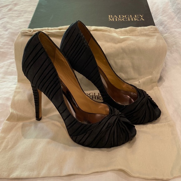 Badgley Mischka black heels with a small peek-toe. Size 6.5. - Picture 1 of 6
